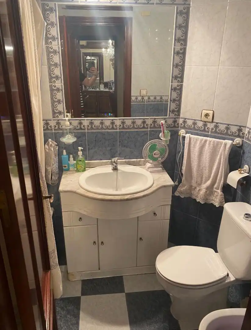 Baño de Piso de alquiler en Sevilla con Aire acondicionado, Calefacción y Amueblado