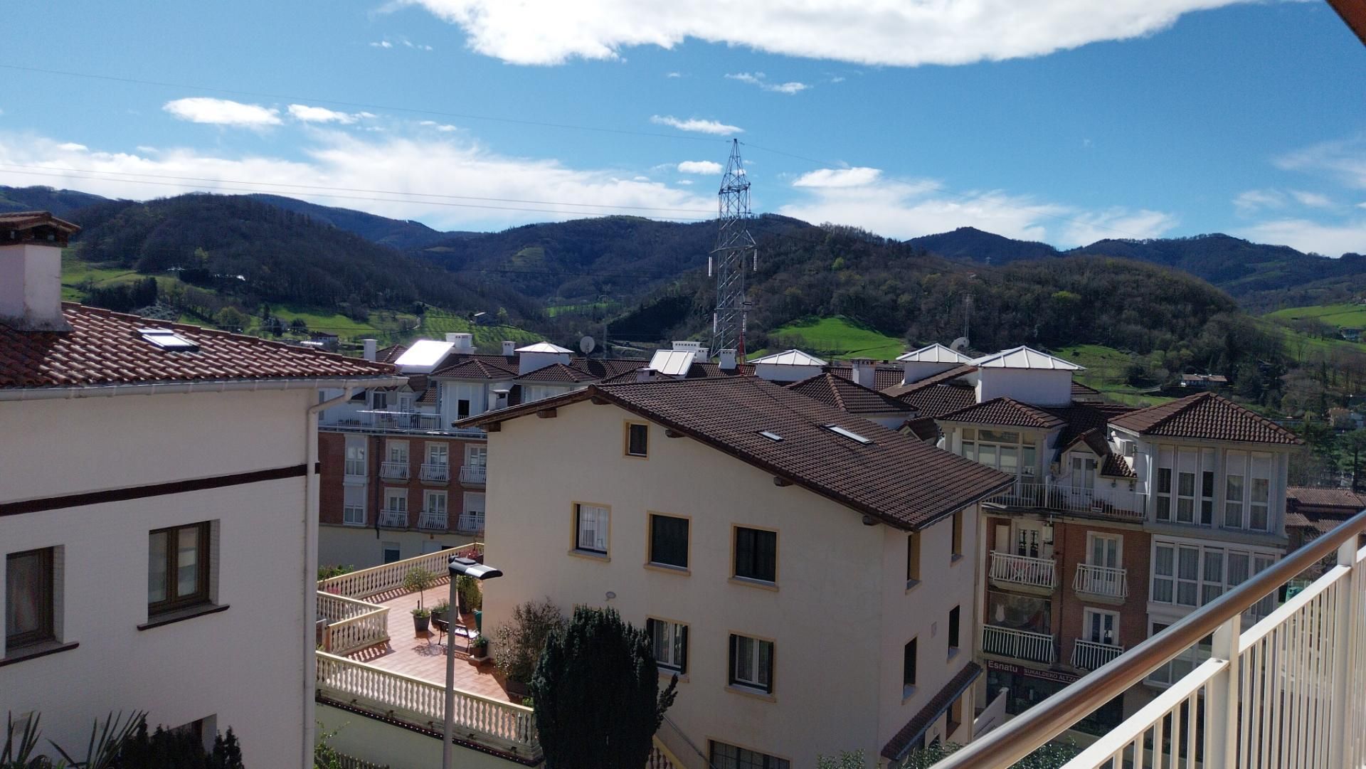 Vista exterior de Pis en venda en Oiartzun amb Terrassa i Balcó
