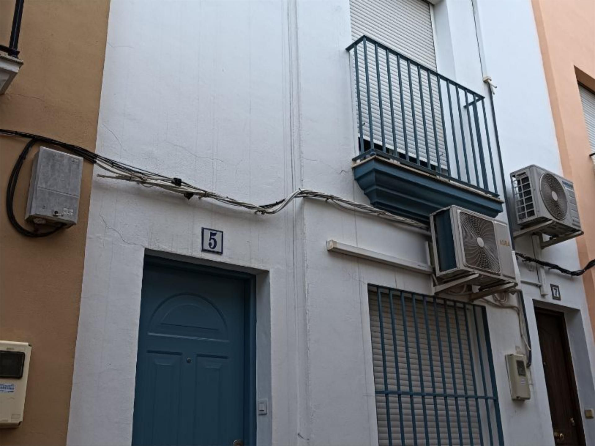 Vista exterior de Casa adosada en venda en Aznalcázar amb Aire condicionat, Terrassa i Balcó