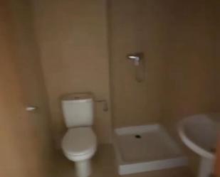Bathroom of Flat to rent in Tortosa  with Terrace, Oven and Washing machine