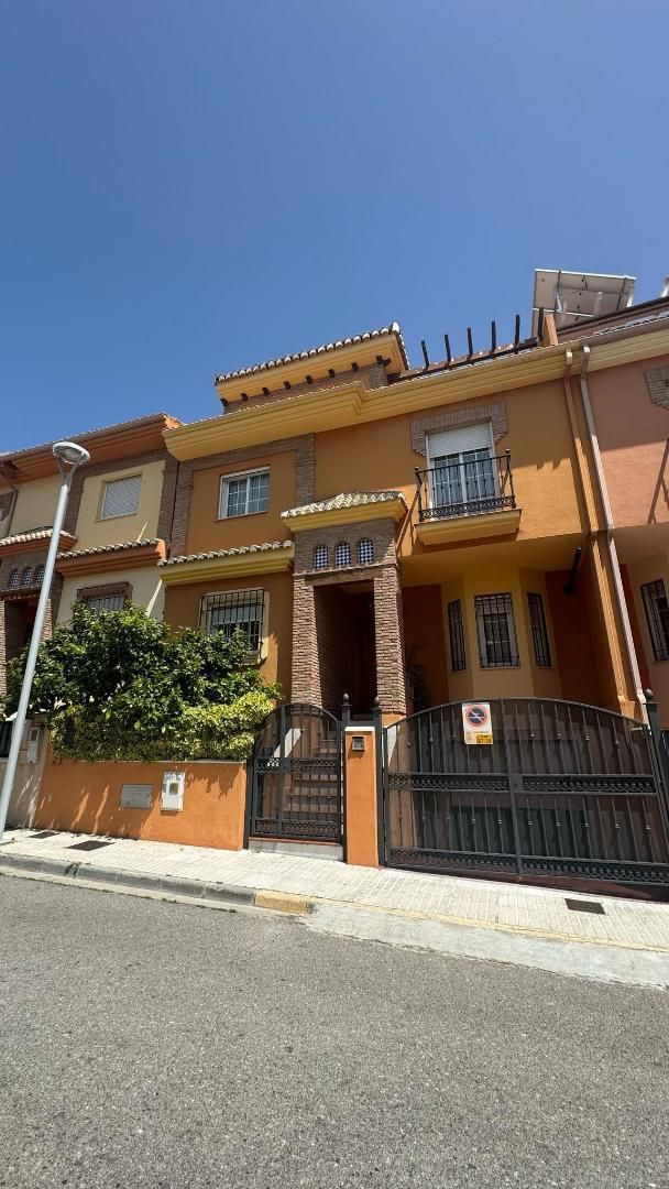 Vista exterior de Casa adosada en venda en Peligros amb Aire condicionat, Calefacció i Parquet