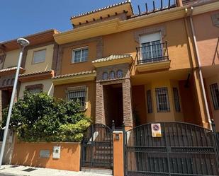 Vista exterior de Casa adosada en venda en Peligros amb Aire condicionat, Terrassa i Balcó