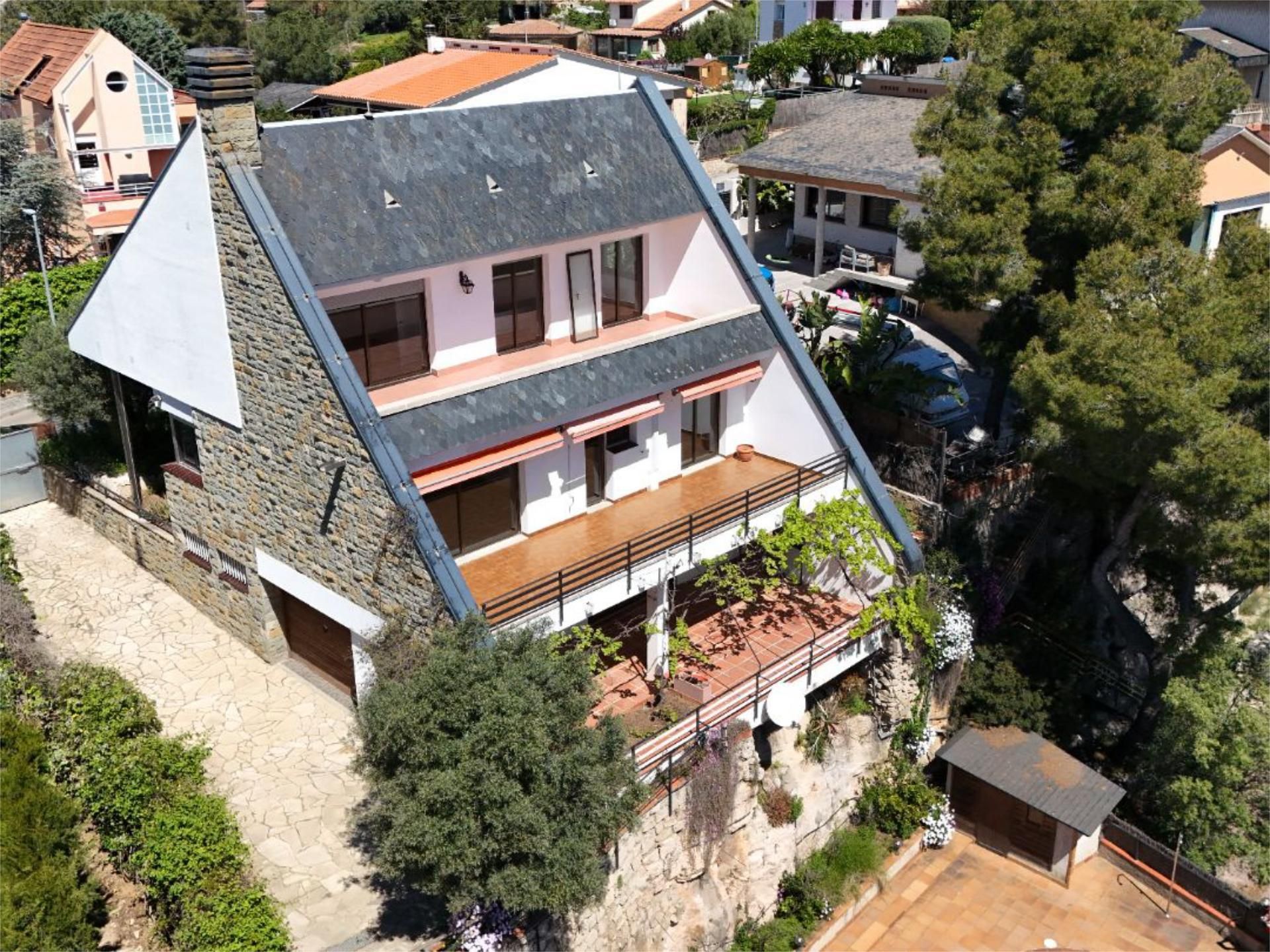 Vista exterior de Casa o xalet en venda en Corbera de Llobregat amb Terrassa, Piscina i Balcó