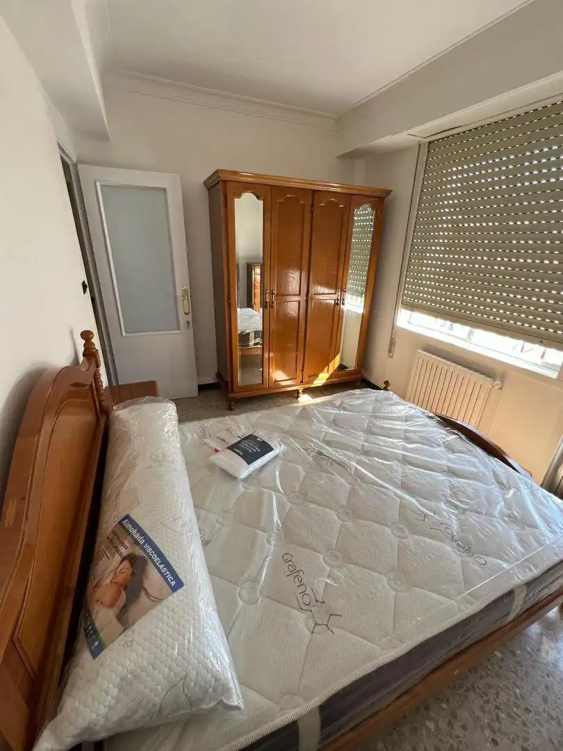 Room in Rúa Serra Gañidoira, 26, Residencia - Abella Bedroom of Flat for share in Lugo with Heating, Parquet flooring and Furnished