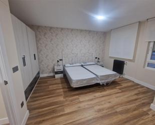 Dormitori de Local de lloguer en León Capital  amb Calefacció, Parquet i Moblat