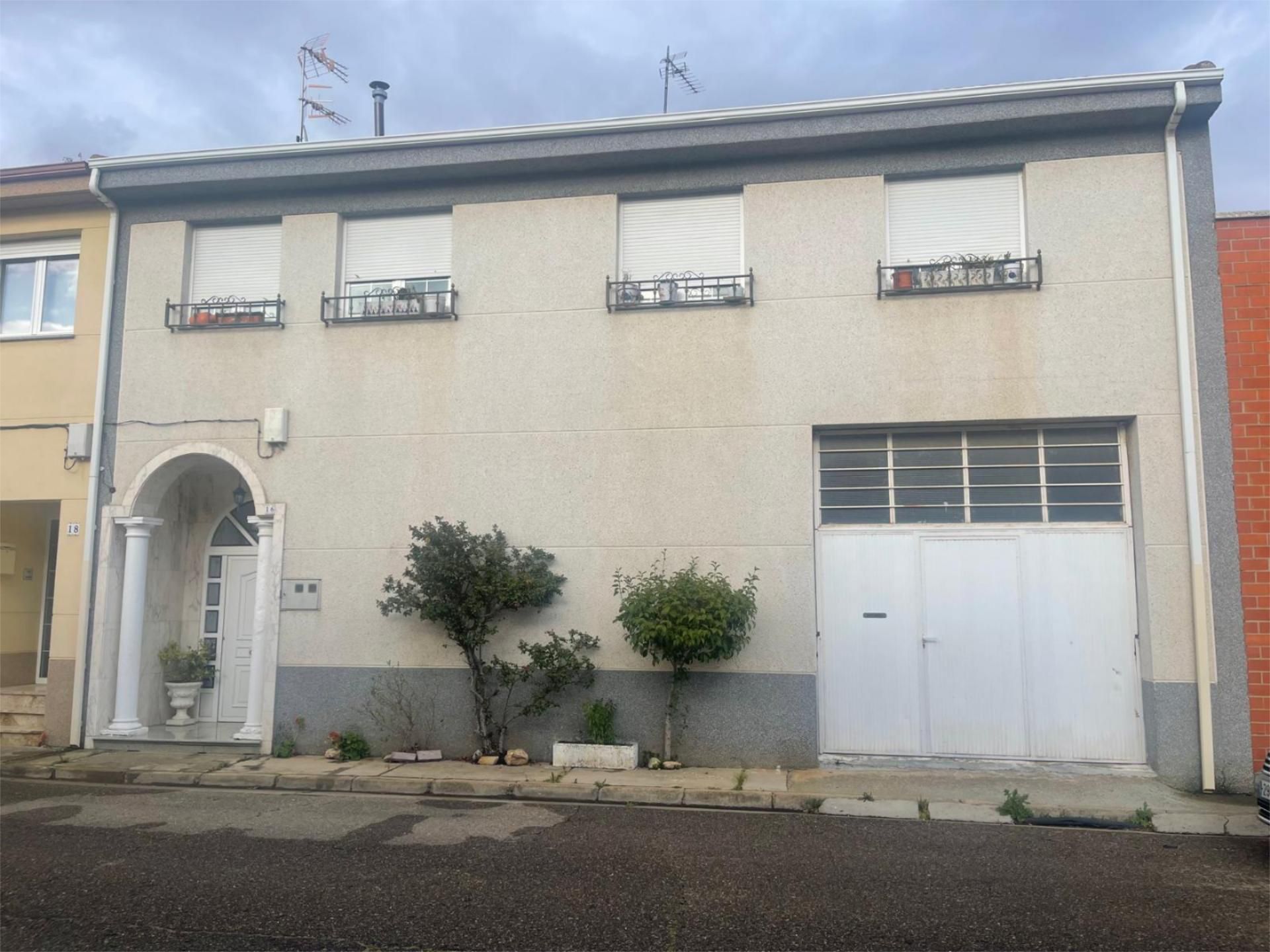 Vista exterior de Casa adosada en venda en Santa María del Páramo amb Traster i Balcó