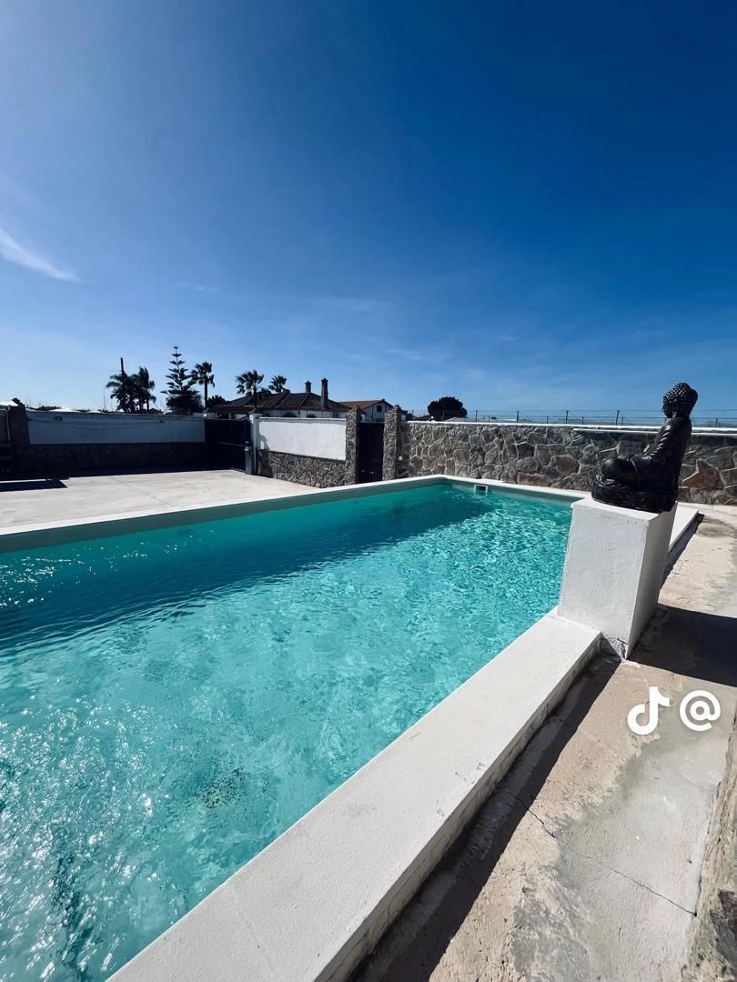Piscina de Finca rústica de lloguer en Sanlúcar de Barrameda amb Aire condicionat, Piscina i Moblat