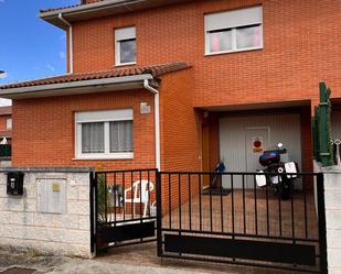 Exterior view of Single-family semi-detached to rent in Ponferrada