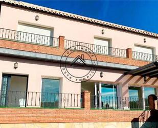 Vista exterior de Casa adosada en venda en Almuñécar amb Terrassa i Piscina
