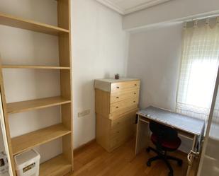 Bedroom of Flat to share in  Teruel Capital  with Heating, Parquet flooring and Furnished