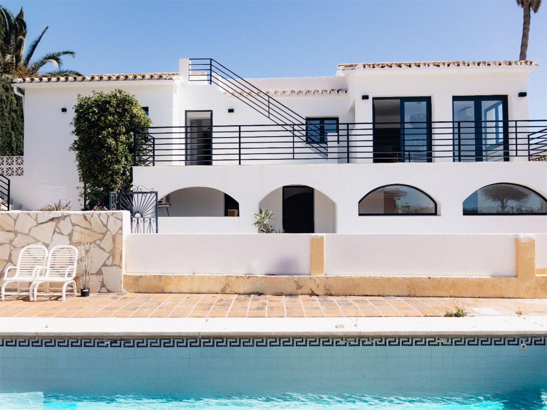 Vista exterior de Casa o xalet en venda en Benalmádena amb Aire condicionat, Terrassa i Piscina