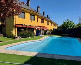 Casa adosada en venda a Calle de San Bartolo, 11, Cacabelos Piscina de Casa adosada en venda en Cacabelos amb Calefacció, Jardí privat i Traster