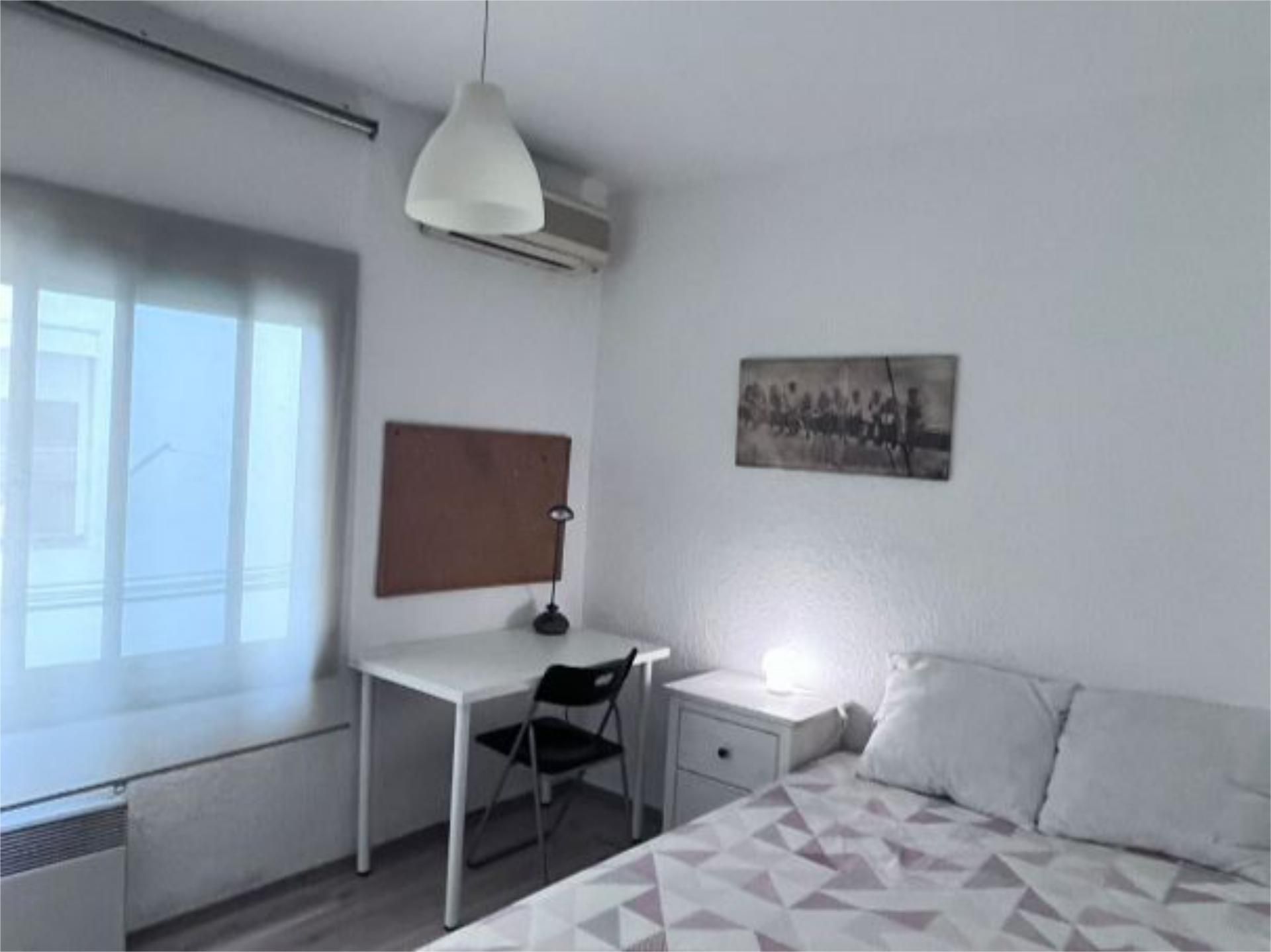 Bedroom of Flat to share in Cornellà de Llobregat  with Air Conditioner, Heating and Parquet flooring