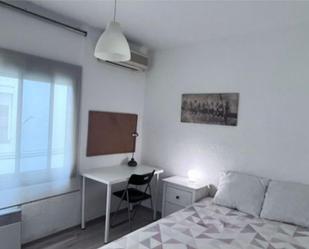 Bedroom of Flat to share in Cornellà de Llobregat  with Air Conditioner, Heating and Parquet flooring