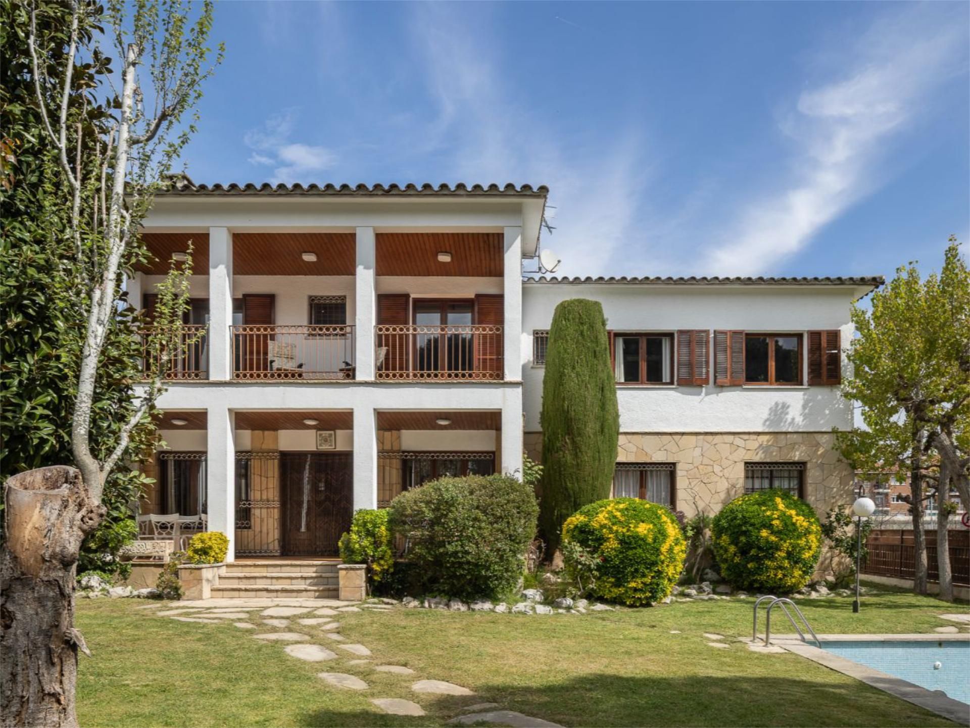 Vista exterior de Pis en venda en Llinars del Vallès amb Terrassa, Piscina i Balcó