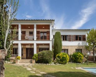 Vista exterior de Casa o xalet en venda en Llinars del Vallès amb Terrassa, Piscina i Balcó