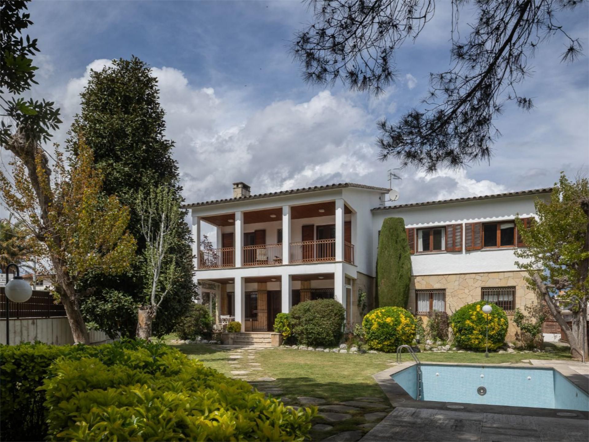 Exterior view of Flat for sale in Llinars del Vallès  with Terrace, Swimming Pool and Balcony