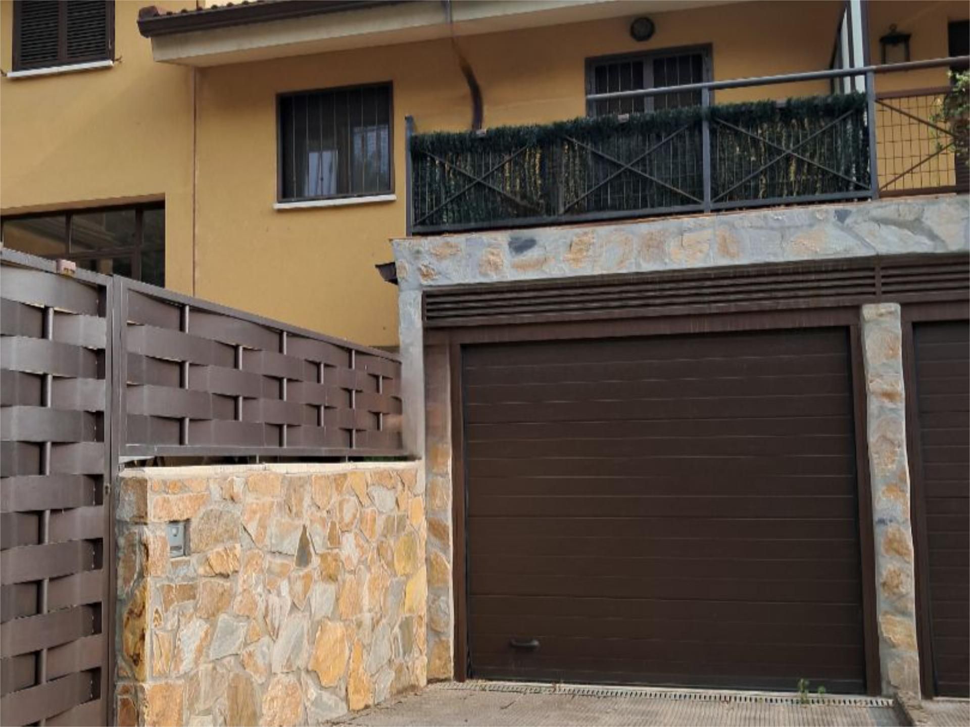Vista exterior de Casa o xalet en venda en Manzanares El Real amb Terrassa, Piscina i Balcó