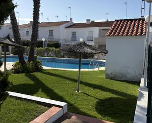 Piscina de Pis de lloguer en Islantilla amb Jardí privat, Terrassa i Moblat