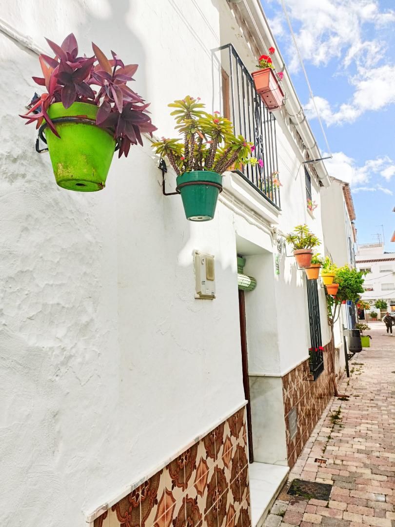 Exterior view of House or chalet for sale in Estepona  with Air Conditioner, Terrace and Balcony