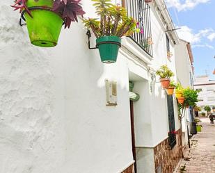 Vista exterior de Casa o xalet en venda en Estepona amb Aire condicionat, Terrassa i Balcó