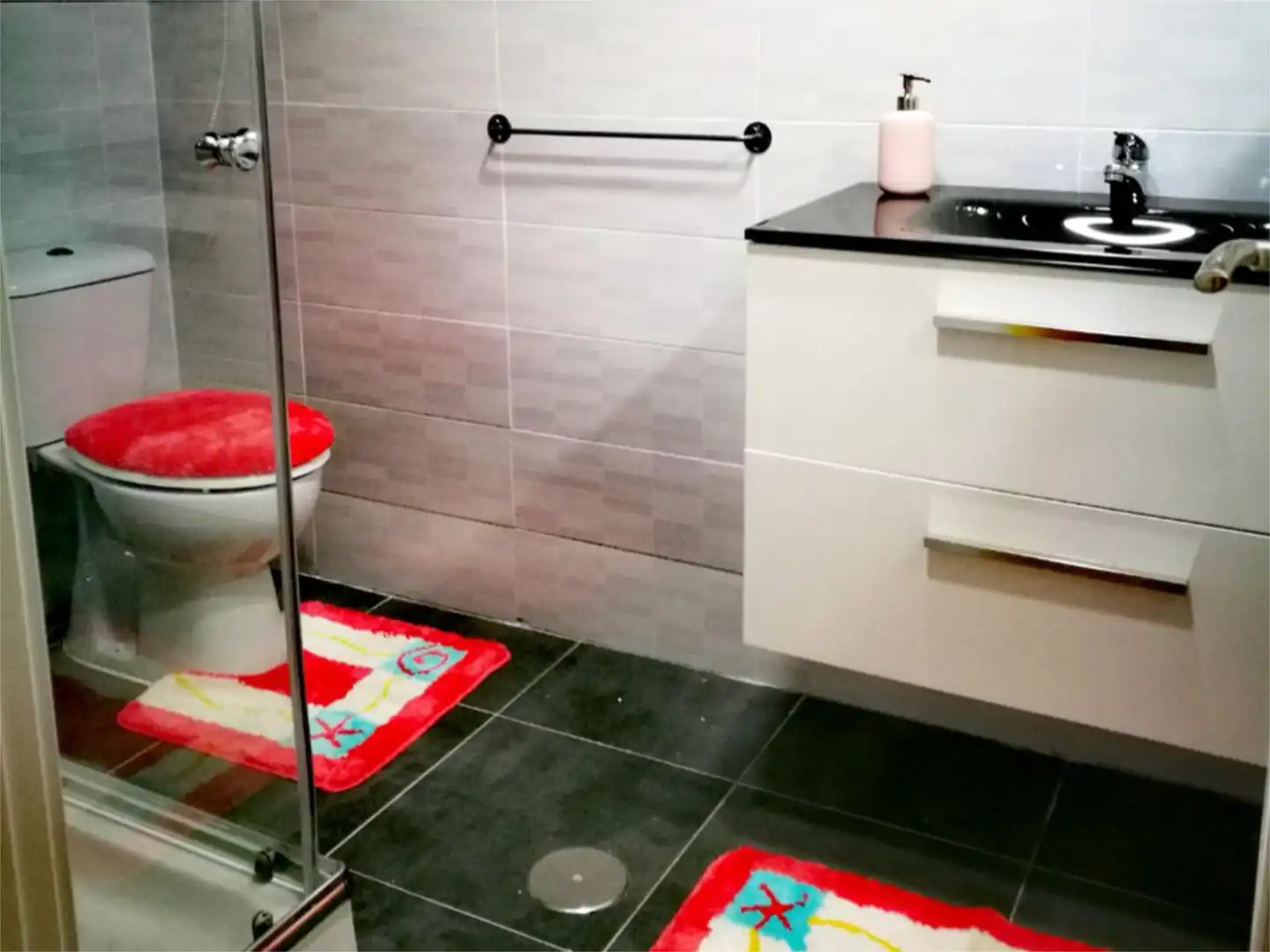 Wohnung zur Miete in Urbanización Amberes, 1, Urbanización Santa Rosa Badezimmer von Wohnung zur Miete in Torrox mit Privatgarten, Schwimmbad und Möbliert