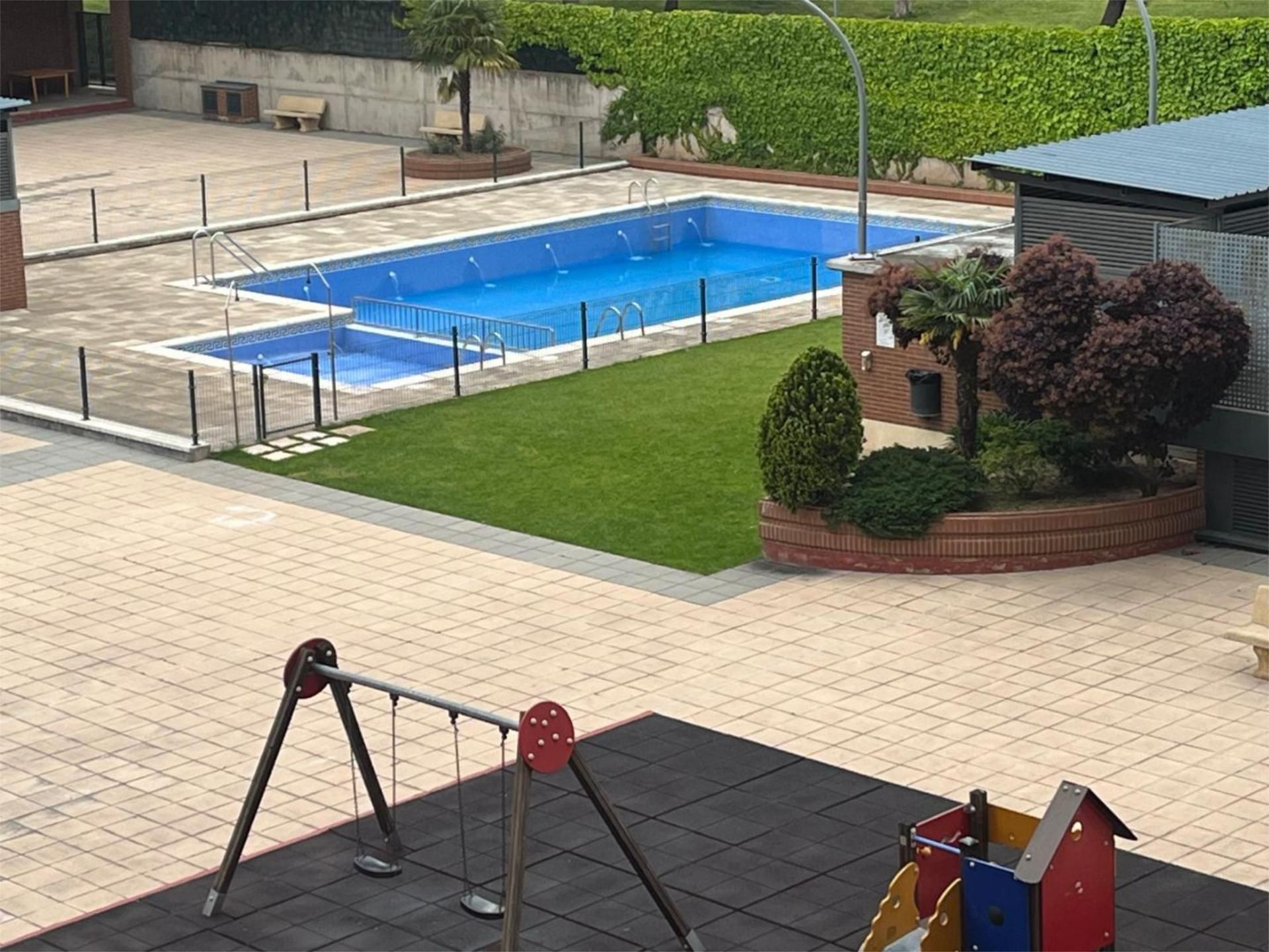 Swimming pool of Flat for sale in  Logroño  with Air Conditioner, Heating and Parquet flooring