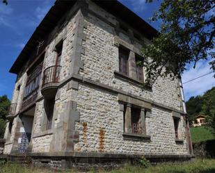 Vista exterior de Pis en venda en Ponga amb Jardí privat, Parquet i Balcó