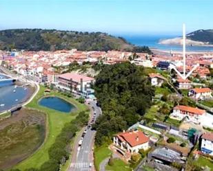 Vista exterior de Casa adosada de lloguer en Gorliz amb Calefacció, Jardí privat i Parquet