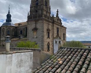 Vista exterior de Casa adosada en venda en Orgaz amb Terrassa i Balcó