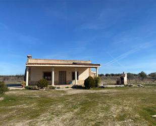 Vista exterior de Casa o xalet en venda en Orgaz amb Jardí privat, Piscina i Moblat