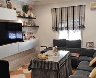 Living room of Single-family semi-detached for sale in Alcalá de Guadaira  with Air Conditioner, Terrace and Furnished