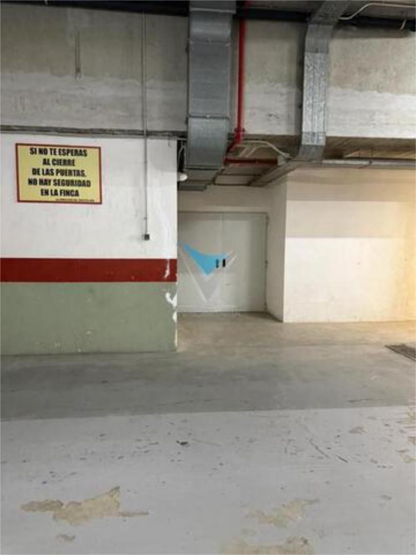 Box room to rent in Manises