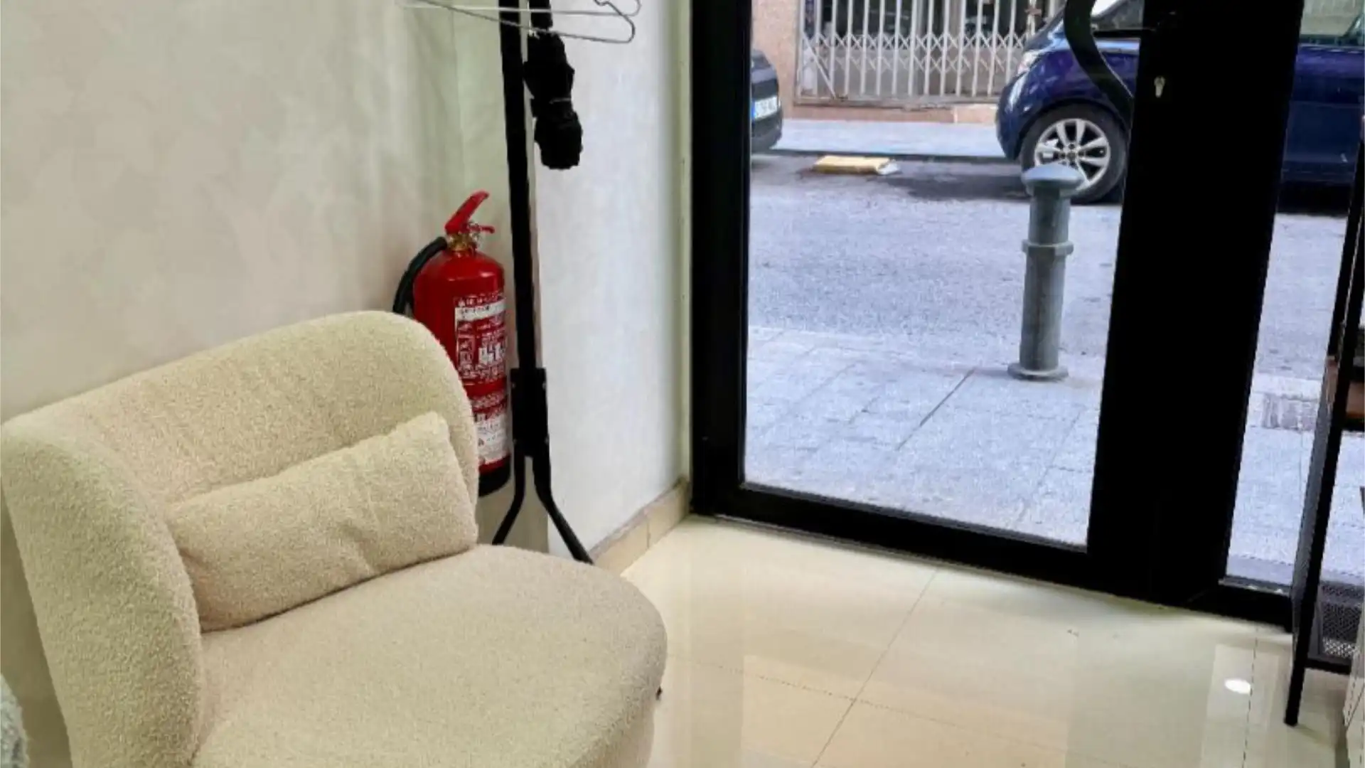 Vista exterior de Local en traspaso en Alicante / Alacant con Aire acondicionado, Calefacción y Amueblado