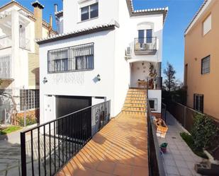 Vista exterior de Casa o xalet en venda en Cúllar Vega amb Aire condicionat, Piscina i Balcó
