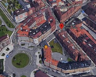 Vista exterior de Pis de lloguer en Oviedo  amb Calefacció, Parquet i Moblat