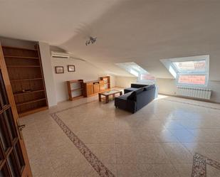Sala d'estar de Àtic en venda en Medina del Campo amb Aire condicionat i Balcó