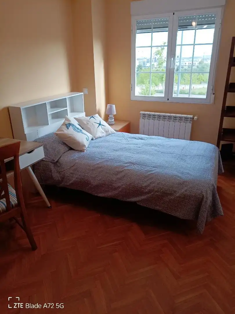 Habitació a Glorieta las Cañas, 40, Las Lomas - Salinera - La Muñeca Dormitori de Casa adosada per a compartir en Guadalajara amb Aire condicionat, Calefacció i Jardí privat