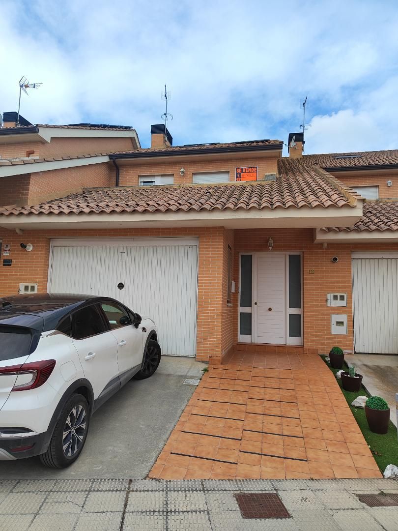 Vista exterior de Casa adosada en venda en Cascante amb Jardí privat, Terrassa i Piscina
