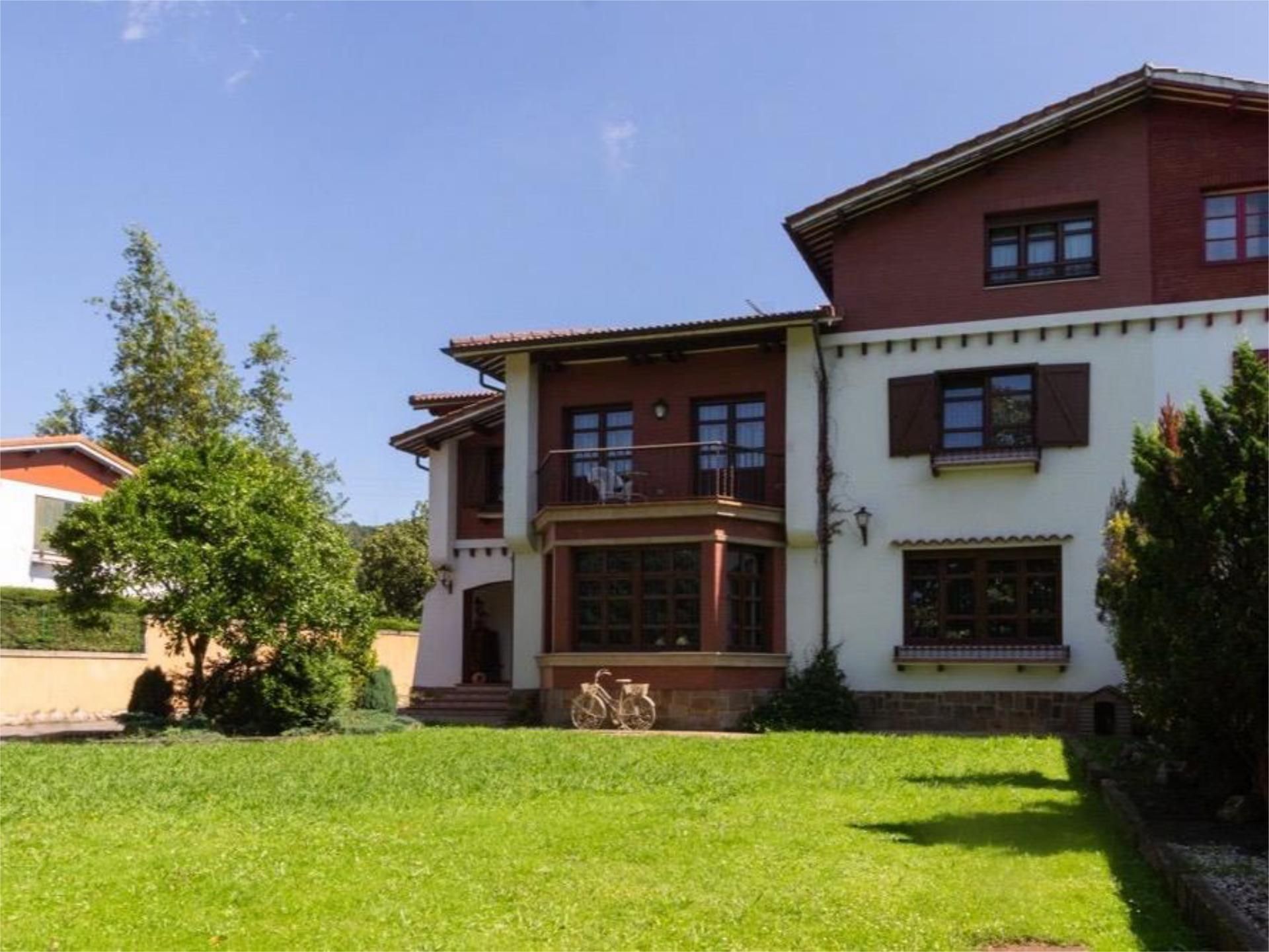 Vista exterior de Casa o xalet en venda en Langreo amb Terrassa i Balcó
