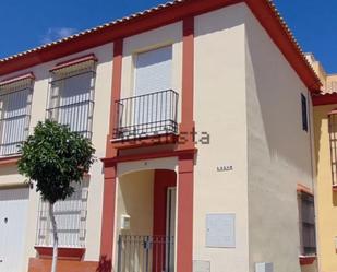 Vista exterior de Casa adosada en venda en Umbrete amb Aire condicionat, Terrassa i Balcó