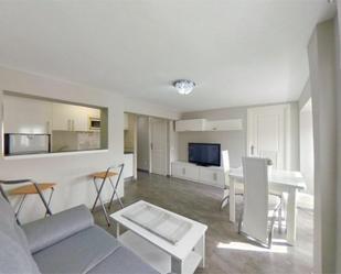 Living room of Flat for sale in  Madrid Capital  with Air Conditioner, Heating and Furnished