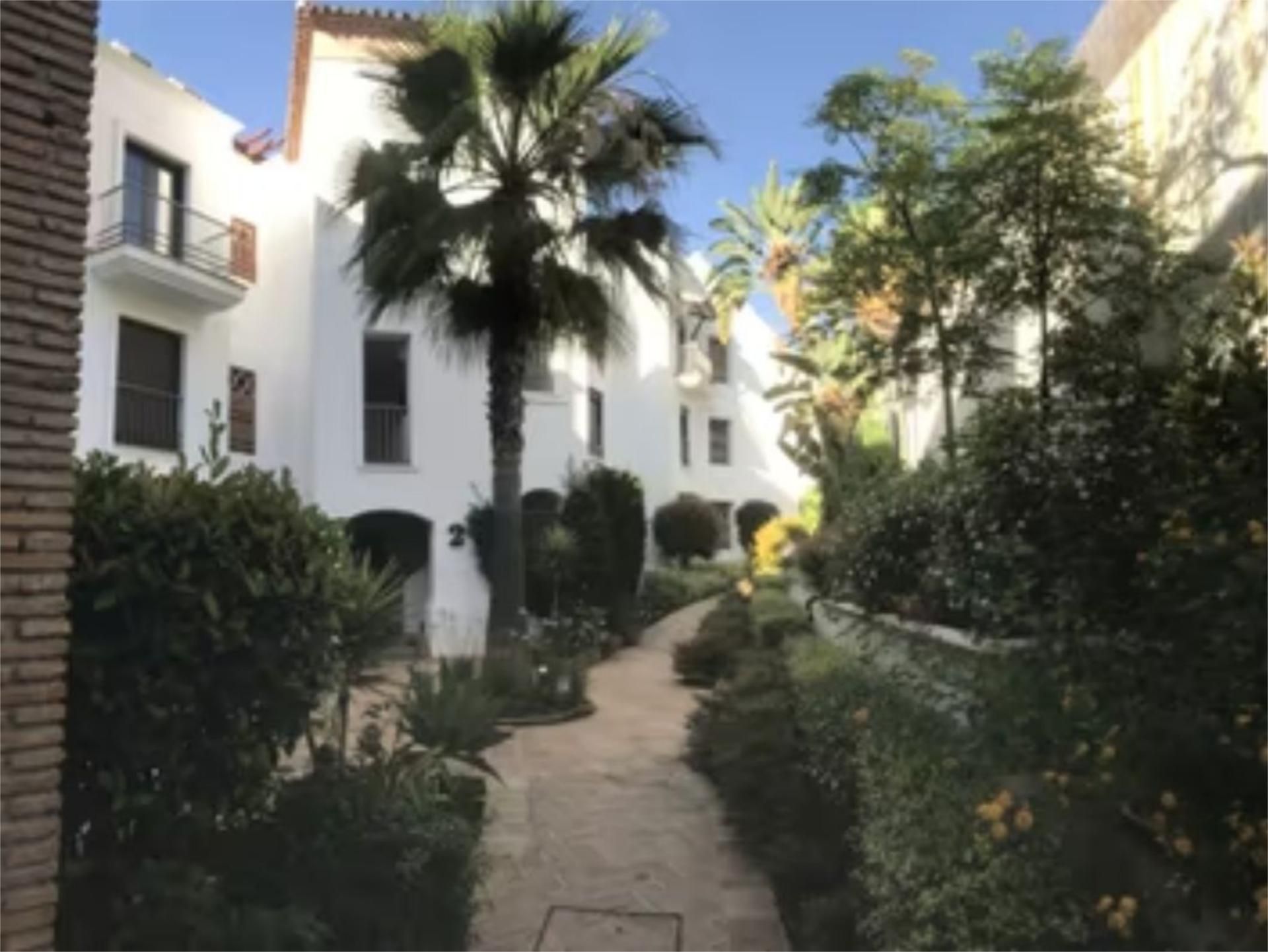 Vista exterior de Pis per a compartir en Benahavís amb Aire condicionat, Calefacció i Jardí privat