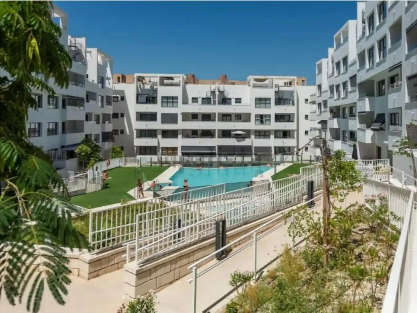 Außenansicht von Wohnung zum Verkauf in Estepona mit Klimaanlage, Heizung und Privatgarten