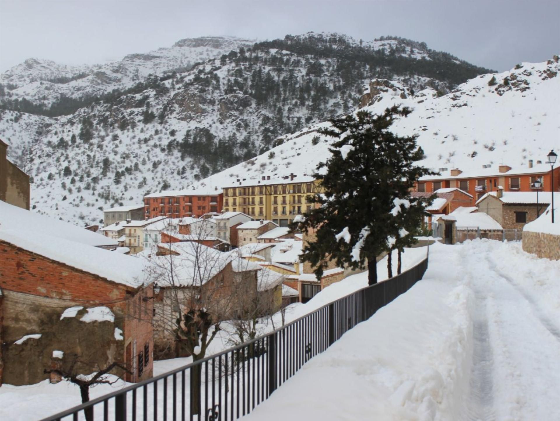 Vista exterior de Pis en venda en Camarena de la Sierra amb Calefacció, Parquet i Moblat