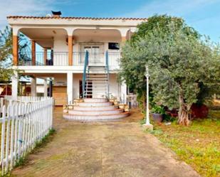Vista exterior de Casa o xalet en venda en Castellón de la Plana / Castelló de la Plana amb Aire condicionat, Jardí privat i Terrassa