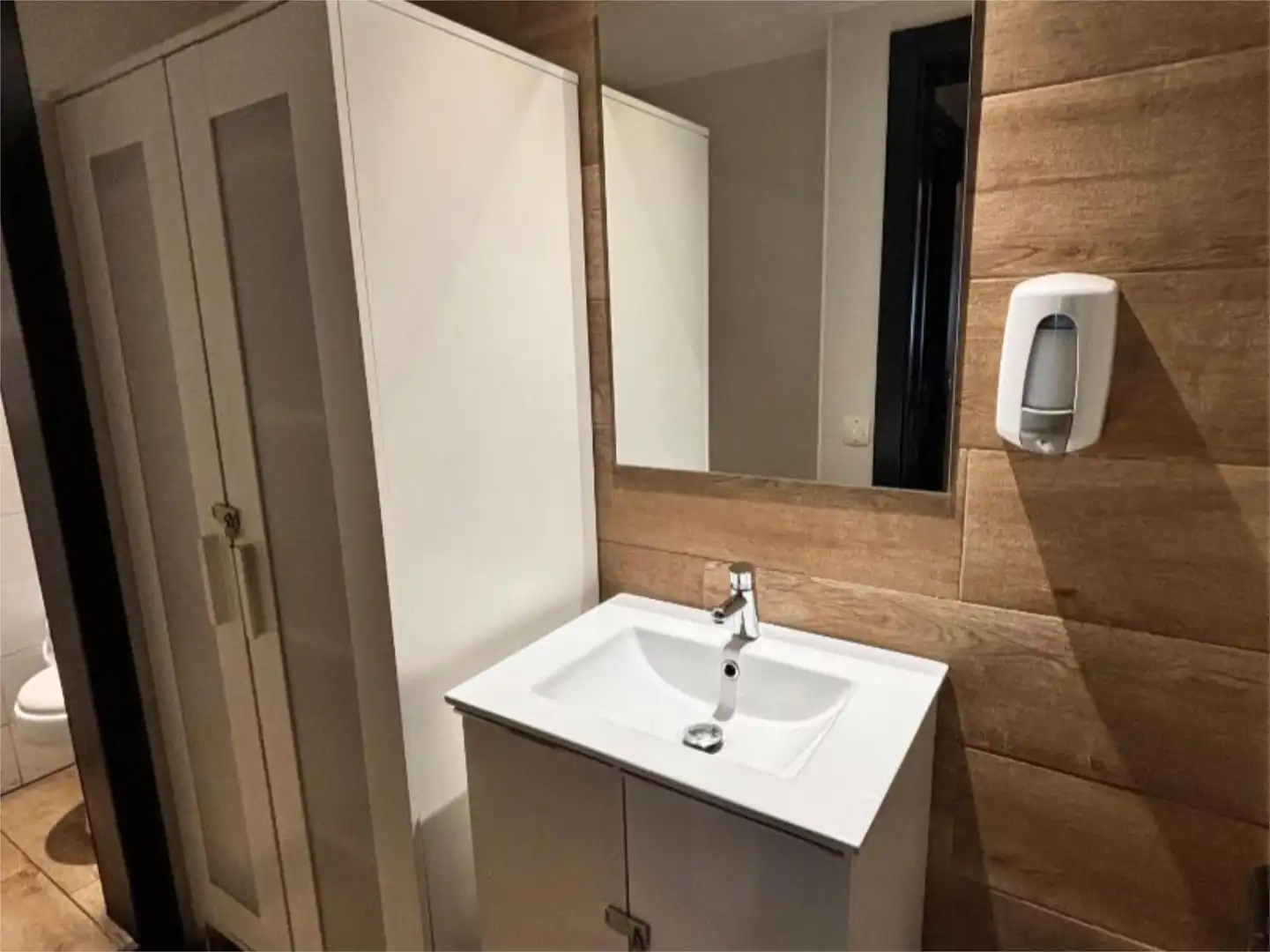 Commercial properties for rent in Calle de Irunlarrea, 5, Mendebaldea - Ermitagaña Bathroom of Commercial properties for rent in Pamplona / Iruña with Air Conditioner, Heating and Parquet flooring