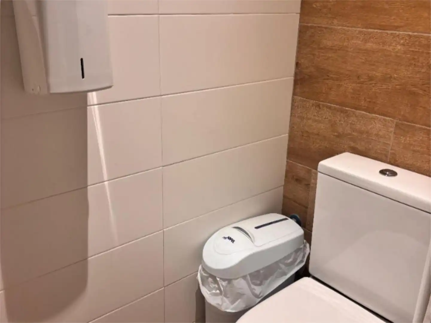 Commercial properties for rent in Calle de Irunlarrea, 5, Mendebaldea - Ermitagaña Bathroom of Commercial properties for rent in Pamplona / Iruña with Air Conditioner, Heating and Parquet flooring