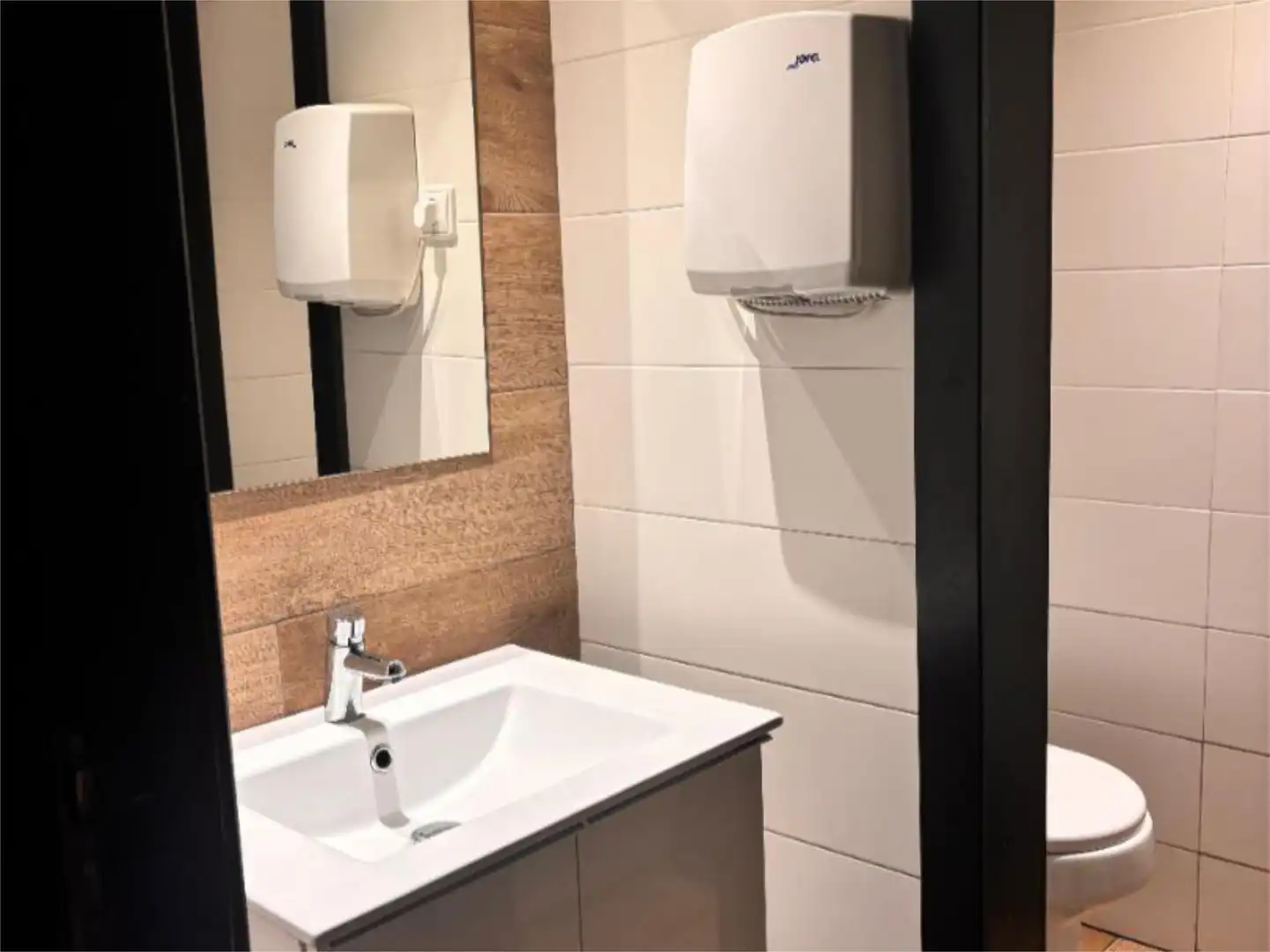 Commercial properties for rent in Calle de Irunlarrea, 5, Mendebaldea - Ermitagaña Bathroom of Commercial properties for rent in Pamplona / Iruña with Air Conditioner, Heating and Parquet flooring