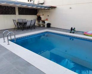 Piscina de Casa adosada en venda en Vélez-Málaga